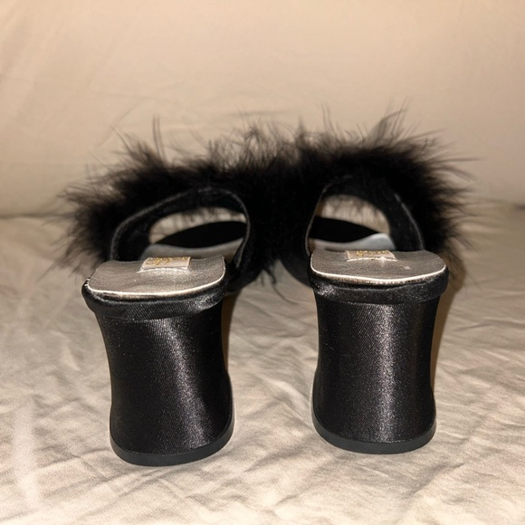 VINTAGE Special Occasions by Saugus Shoe Black Mules with Feathery Embellishment - Picture 3 of 5